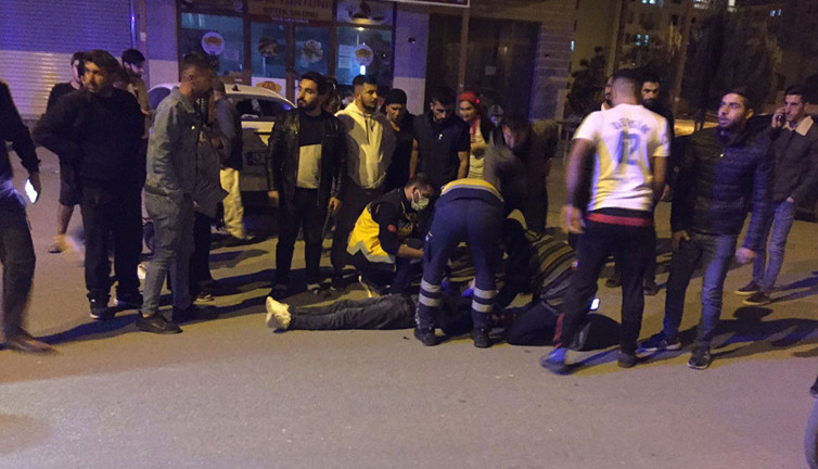 Sokak ortasında silahlı sopalı kavga