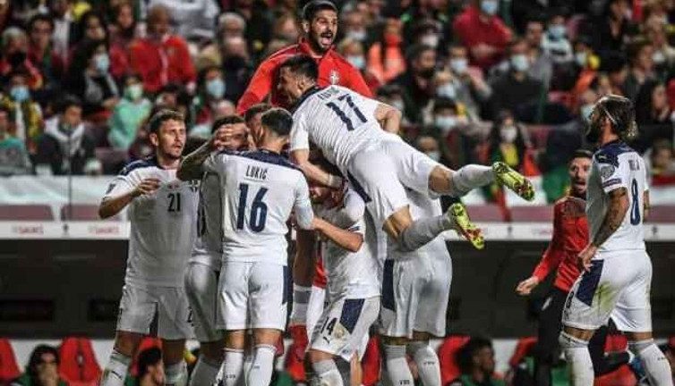 Dünya Kupası bileti alan Sırp futbolcular verilen primi hasta çocuklara bağışladı. Bizimkiler Fransa'da 'Sana çok verildi bana az verildi' kavgasındaydı