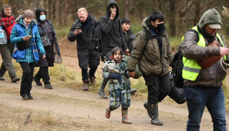 AB’den Belarus sınırındaki göçmenler için 700 bin avroluk insani yardım