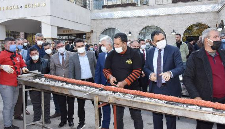 Isparta'da 32 metrelik kebap anında tükendi