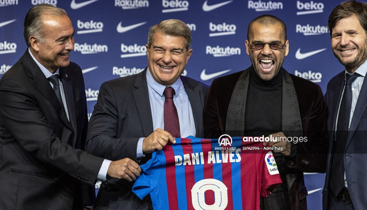 Dani Alves 5 yıl sonra yeniden Barcelona'da