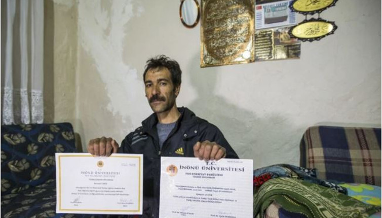 Batsın bu dünya. Üniversite diplomalı ama iş bulamadığı için kağıt topluyor