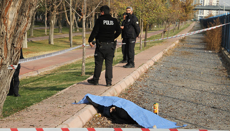 47 yaşındaki adam parkta ölü bulundu