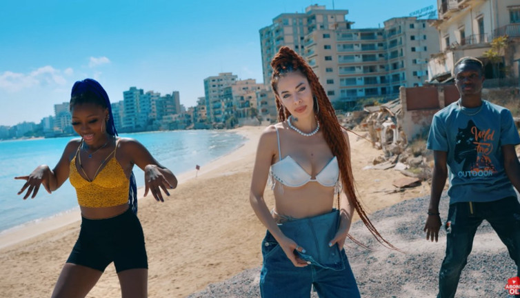 Ersin Tatar'dan Kapalı Maraş'ta klip çeken Nihayet Elibol'a destek