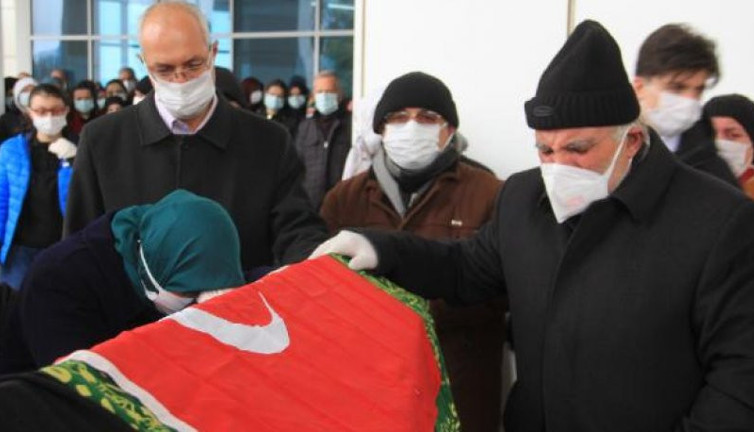 Kızının cenazesinde 'ben de geliyorum' diyen baba, 1 yıl sonra koronavirüse yenildi