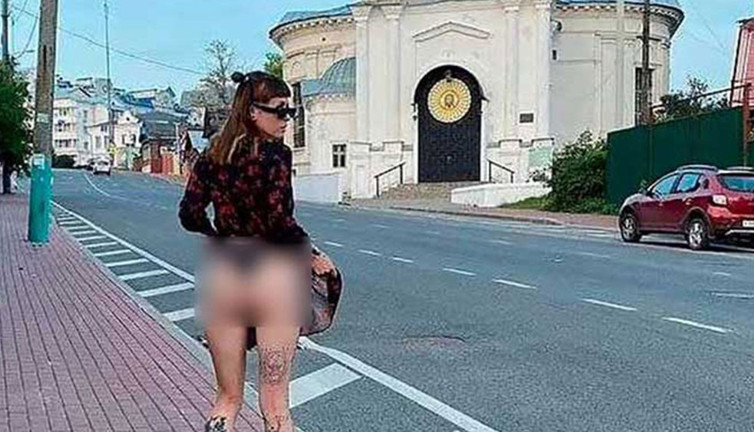 Gençler kilise önünde soyunuyor. Çok tuhaf bir olay