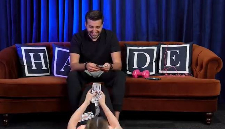 Ekranın olay kadını Hande Sarıoğlu dolar yağmuru altında mekik çekti