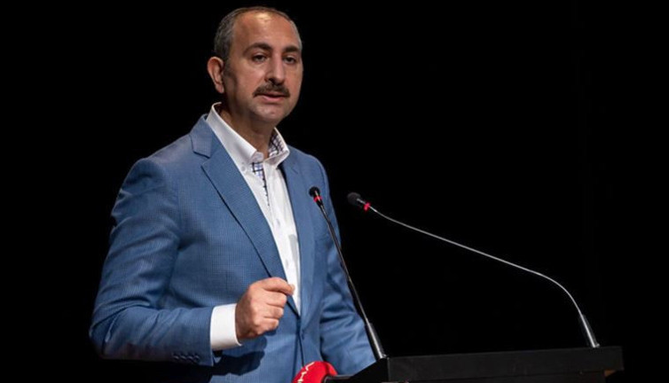 Bakan Gül'den gençlere: Yaşam tarzınıza müdahale etmelerine izin vermeyin