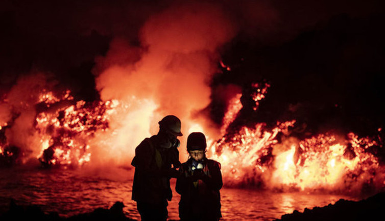 Lavlar denize oluk gibi akıyor