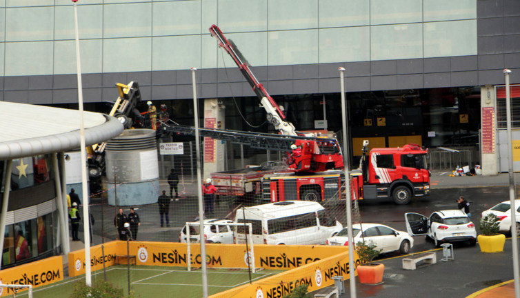 Galatasaray'ın stadında vinç devrildi: 3 yaralı