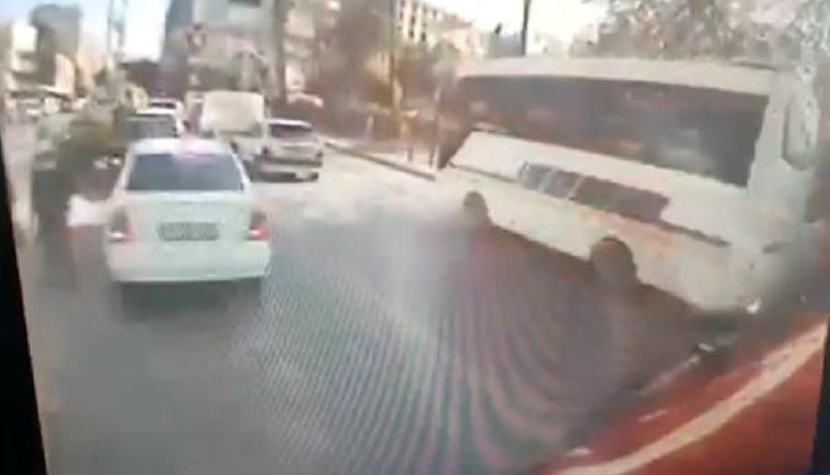 Halk otobüsü araçları silindir gibi ezdi