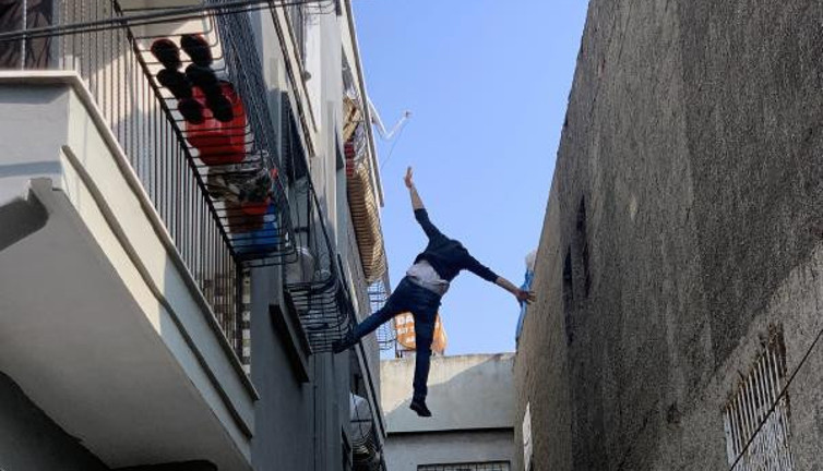 Damdan atlayan adam komşusunun üzerine düştü