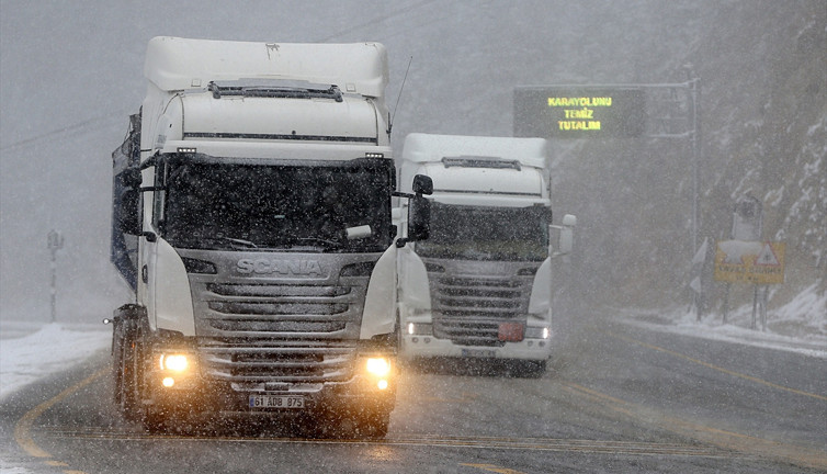 Zigana Dağı Geçidi'nde kar yağışı ve sis