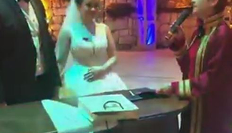 Nikah memuru derin konuşunca gelin ve damat dondu kaldı