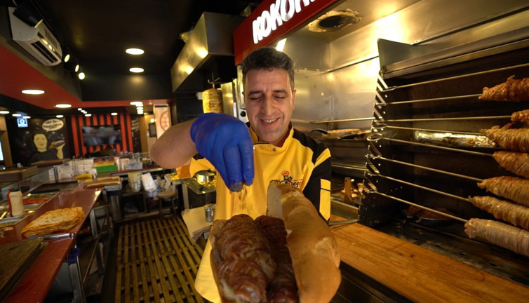 6 metrelik kokoreci bir ekmeğe sığdırdı