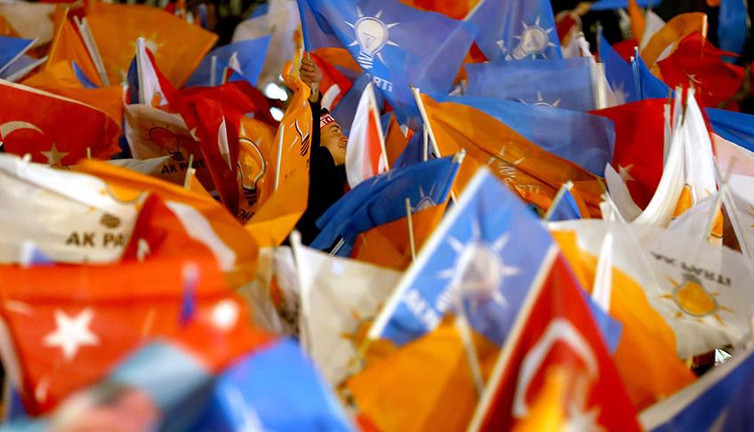 Rize'de, AKP ilçe başkanlığının toplantısına bürokrat da katıldı