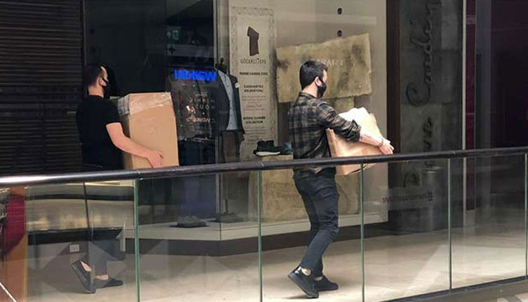 Benzinden sonra AVM kuyrukları da başladı. Zam öncesi vatandaşlar AVM'lere akın etti