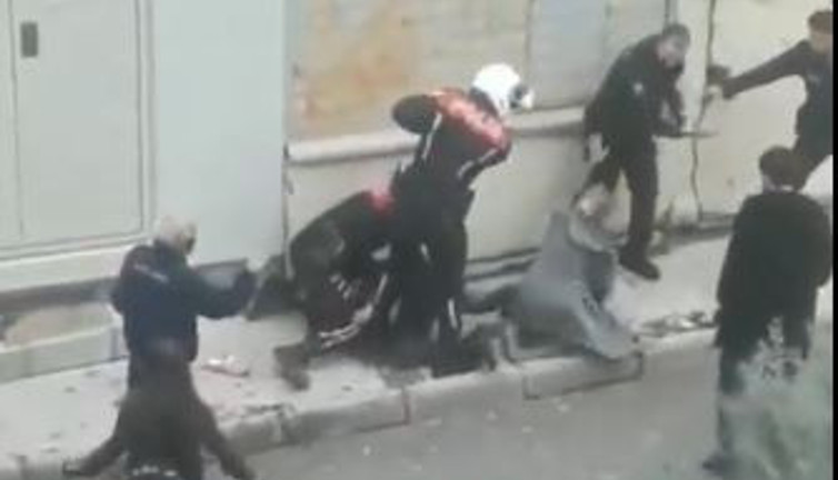Polisler dövdükleri gençten şikayetçi oldu