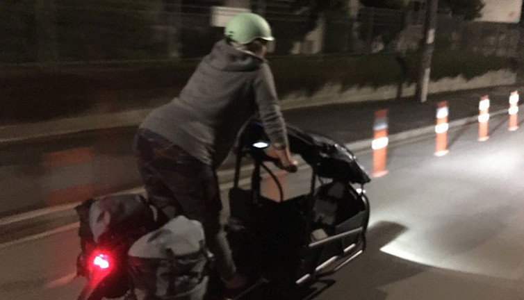 Kendi doğumuna bisiklet sürerek yetişti