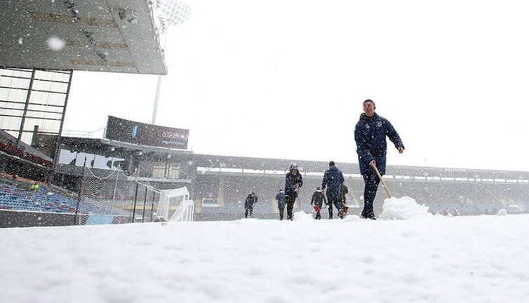 İngiltere'de bir maça kar engeli