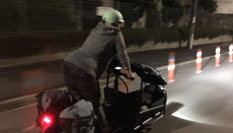 Sancıları başlayan kadın vekil kendi doğumuna bisiklet sürerek gitti