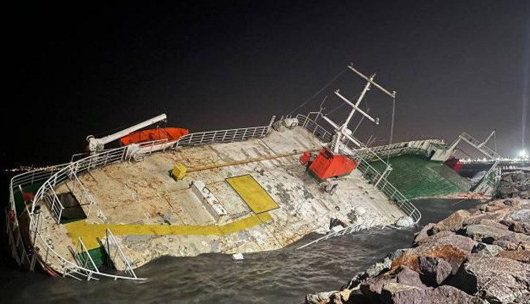 Maltepe'de lodos nedeniyle karaya oturan gemi batmaya başladı