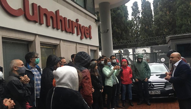 Aykut Küçükkaya işten çıkarılan 8 kişiye destek verdi