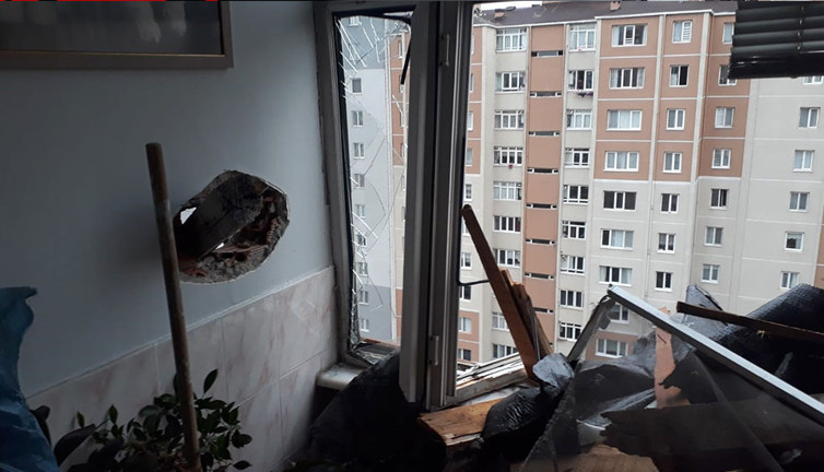 Apartmanda dehşet. Karşı binanın çatısından kopan parça evin içine ok gibi girdi