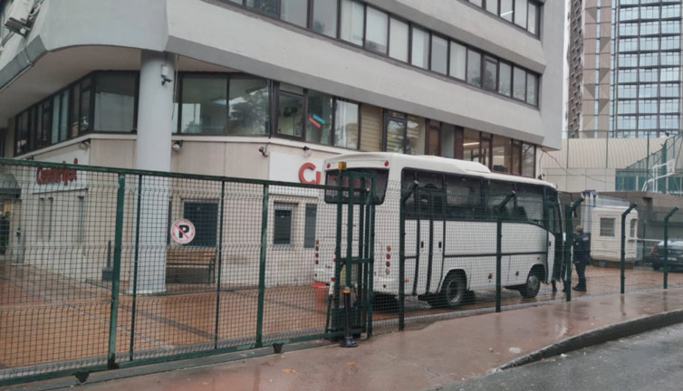 Cumhuriyet gazetesi önüne polis çağrıldı