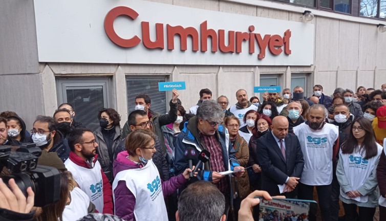 Gazeteciler Cumhuriyet önüne eylem yaptı