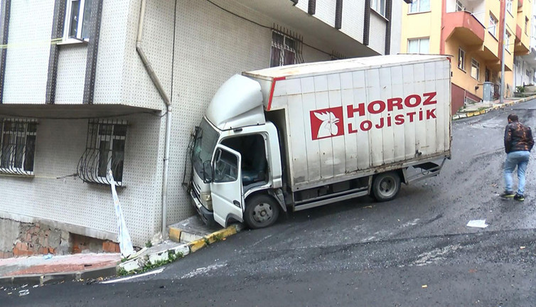 Kamyon kayarak daireye daldı