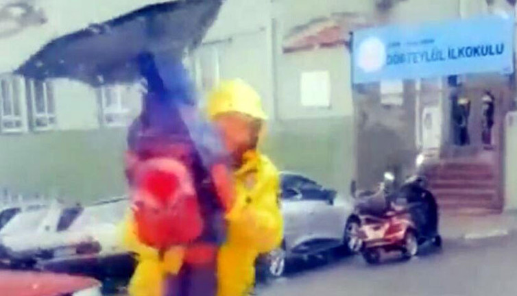 Polis fırtınada yürüyemeyen öğrenciyi kucağında taşıdı. Yürek ısıtan hareket