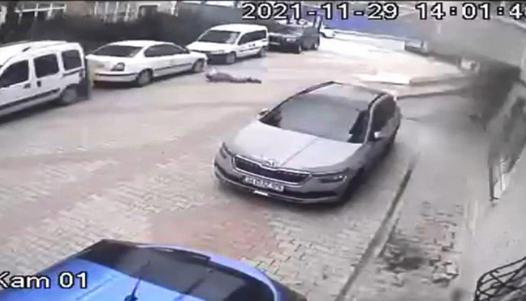 Yerden havalanan suntalar vatandaşa çarptı. Fırtına bir anda savurdu