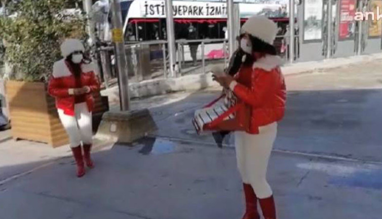 Yılbaşı biletlerini ilgi düşük olunca biletleri Noel Baba kıyafetiyle mankenler satacak