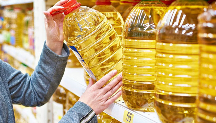 Çekilişle ayçiçek yağı dağıtılmaya başlandı. Ne günlere kaldık