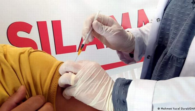 Aşı karşıtı sağlıkçı sahte kolla aşı yaptırmaya kalkıştı