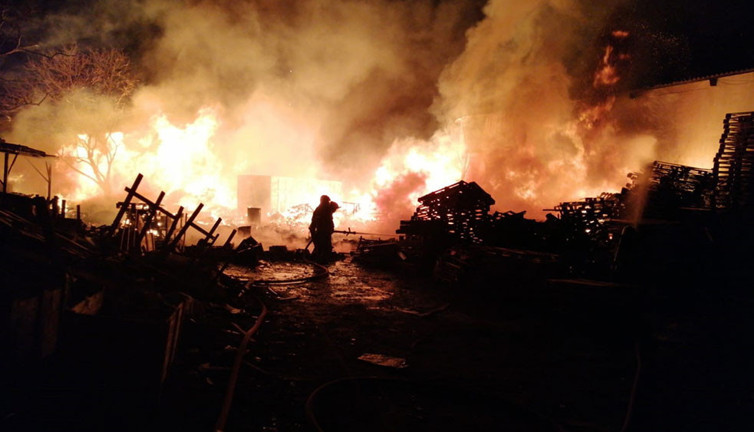 Geri dönüşüm fabrikası alev alev yandı