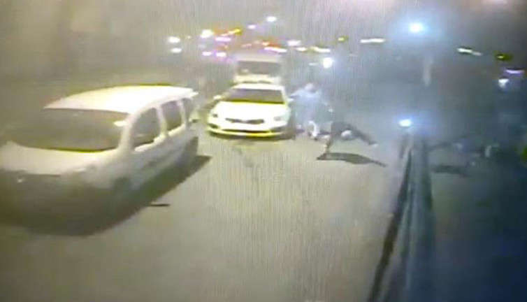 Bir taksici dehşeti daha. Taksicinin ittiği kadın az daha canından oluyordu