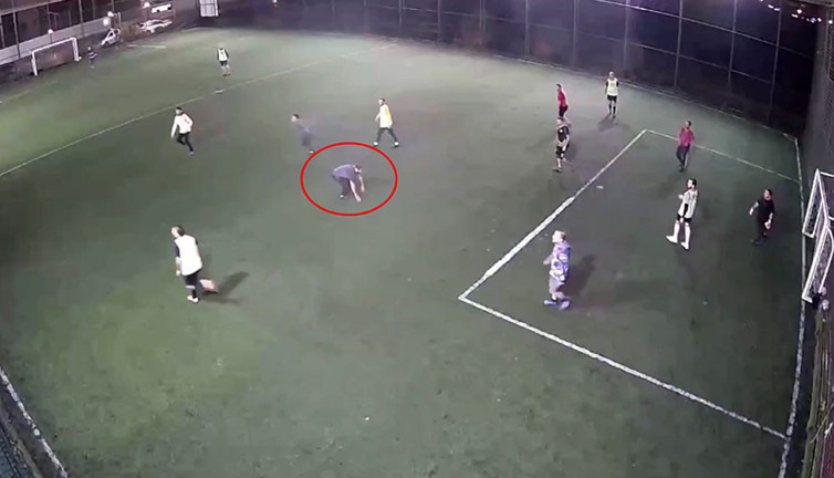 Halı sahada bir anda yere yığıldı