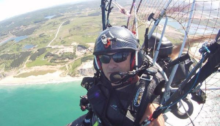 Teknelerin üzerine düşen paramotorun pilotu hayatını kaybetti