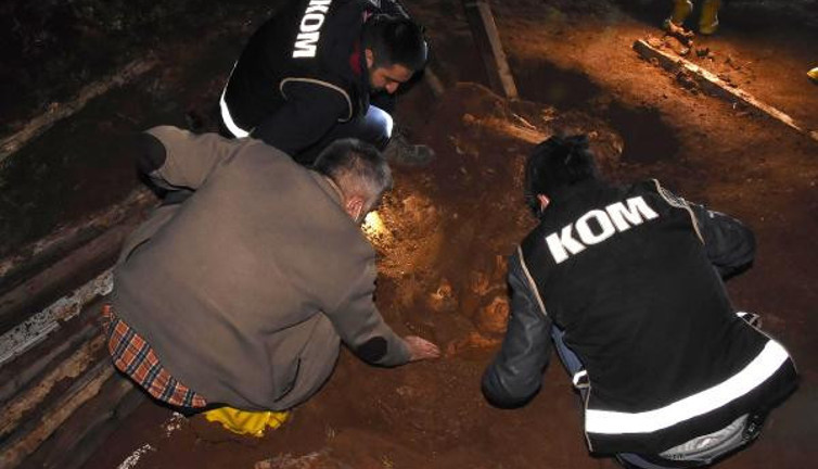 Kütahya'da hazine avcısı buldu polis tarlayı ablukaya aldı