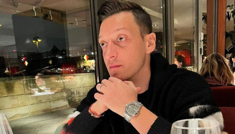 Mesut Özil'in kolundaki saatin fiyatı Fenerbahçe'deki 3 futbolcunun maaşından fazla! Fotoğrafa beğeni yağdı