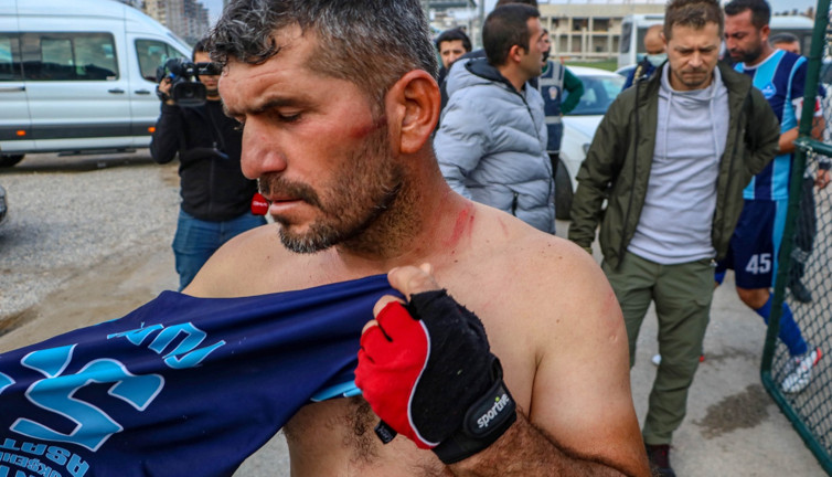 Ampute Ligi maçında tekmeler yumruklar havada uçuştu. Ortalık savaş alanına döndü