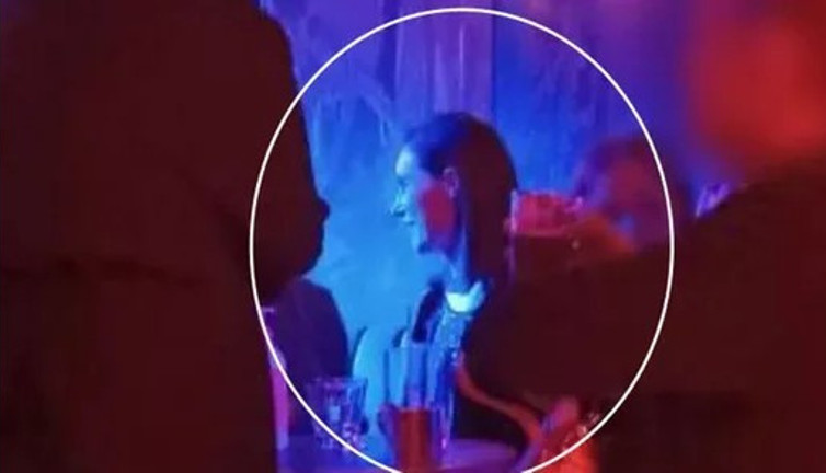 Bakan karantinadayken, Başbakan gece kulübünde. Finlandiyalılardan tepki yağdı