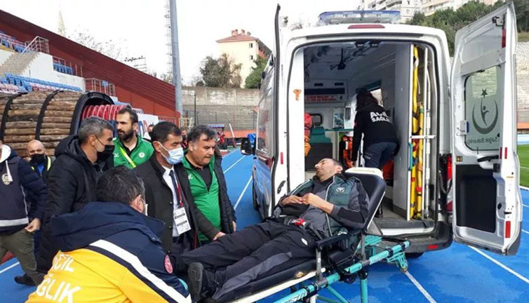 1922 Konyaspor'un antrenörü golü yiyince sahaya girip kendi futbolcularını tehdit etti. Maçtan sonra dayak yiyip hastanelik oldu