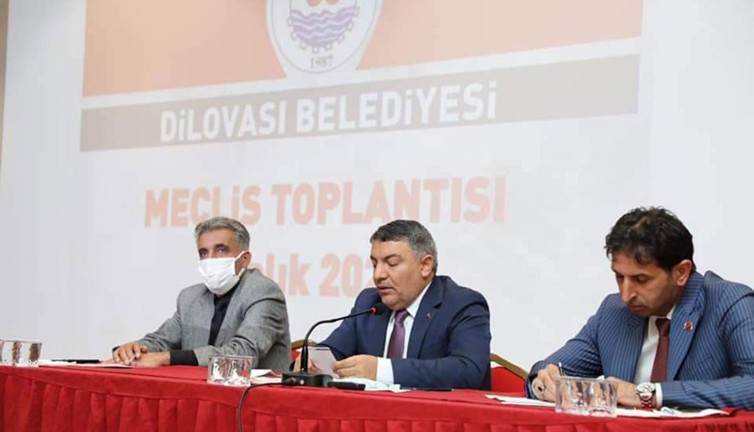 Gençlerin acı gerçeğini açıkladı. AKP'li belediye başkan iş bulamayan gençler yurt dışına iltica etmek için gay olmadıkları halde gayiz dediklerini söyledi