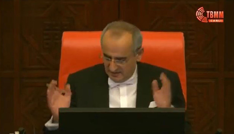 Meclis Başkanvekili Başkanvekili olalı böyle zulüm görmedi. Vekiller susmayınca ağzından kaçırdı sonra eliyle ağzını kapattı