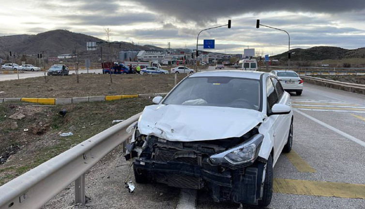 İki otomobil çarpıştı: 5 yaralı