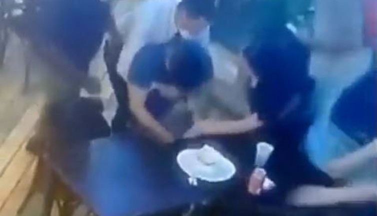 Boğazına lokma kaçınca boğuluyordu. Garsonun ''Heimlich manevrası'' hayat kurtardı