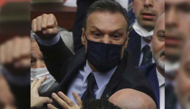 Ve karşınızda Alpay Balboa. Eye of the tiger Alpay. Sokakta kavga olsa ceza var Meclis’te olunca yok